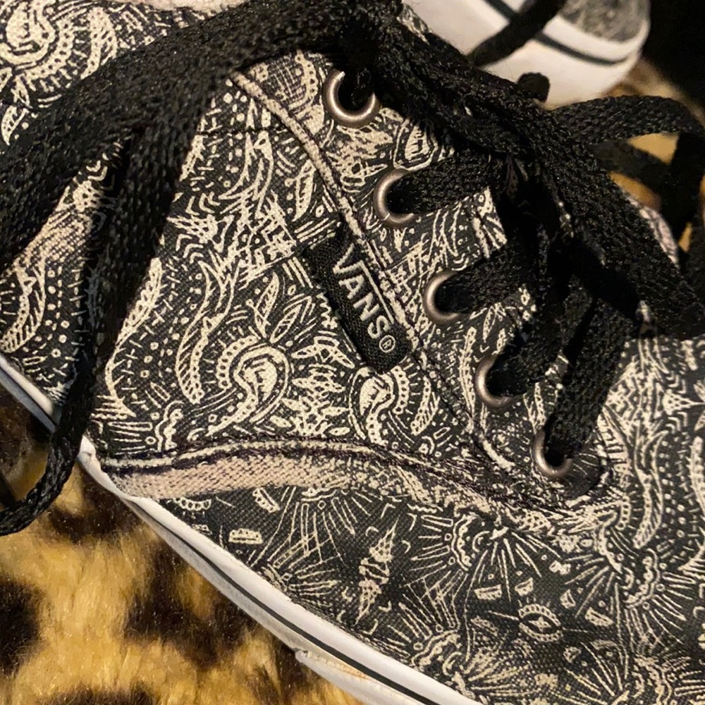 Adorable VANS 7.5 black-n-white pattern GUC!